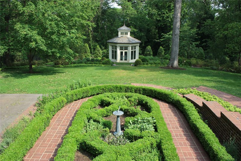 Formal, Boxwood, Parterre
Garden Design
The Penland Studio
Knoxville, TN