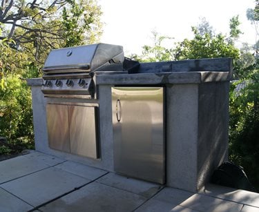 little outdoor kitchen