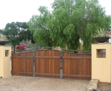 Wood Metal Driveway Gate
Retaining and Landscape Wall
Designs by Shellene
San Diego, CA